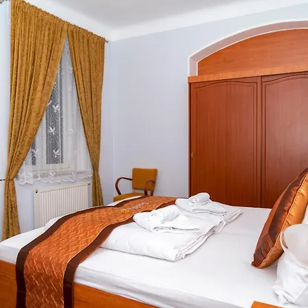 Sunshine בית הארחה קרלובי וארי